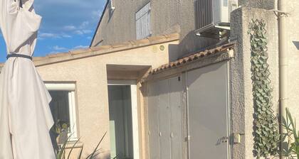 Petite maison T2 proche de la mer, dans résidence avec piscine.