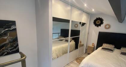 Petite maison T2 proche de la mer, dans résidence avec piscine.