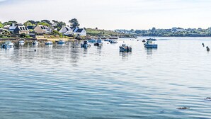 A coastal town with boats on the water and houses along the shore. - Villa Colette by Interhome (Plouhinec Morbihan)