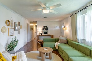 TV - Coastal Charm: 3BR Cape May Retreat (Cape May)