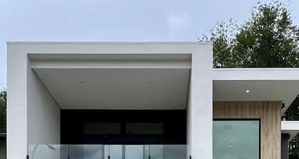 Lakeside Living – New 4 Bedroom Retreat