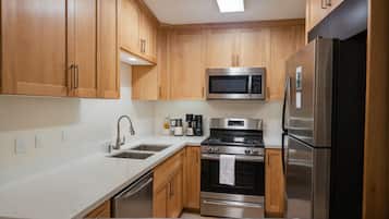 Full-sized fridge, microwave, oven, stovetop