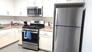 Departamento, 2 habitaciones | Escritorio y espacio para trabajar con laptop 