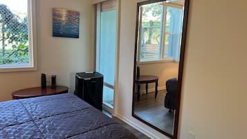 Apartamento luxo, 2 quartos | Escrivaninha, espaço de trabalho para notebook