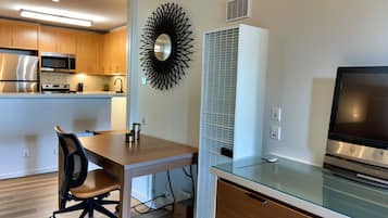 Apartamento, 1 quarto | Escrivaninha, espaço de trabalho para notebook