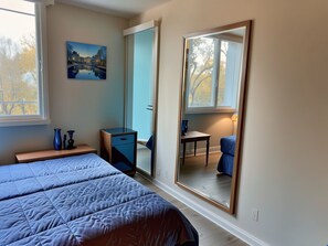 Leilighet, 1 soverom | Skrivebord, skrivebord for bærbar PC og strykejern/-brett