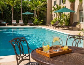 Outdoor pool - Executive Suites near Santa Monica (Los Angeles)