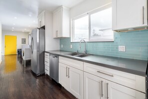 Kühlschrank, Mikrowelle, Ofen, Herdplatte