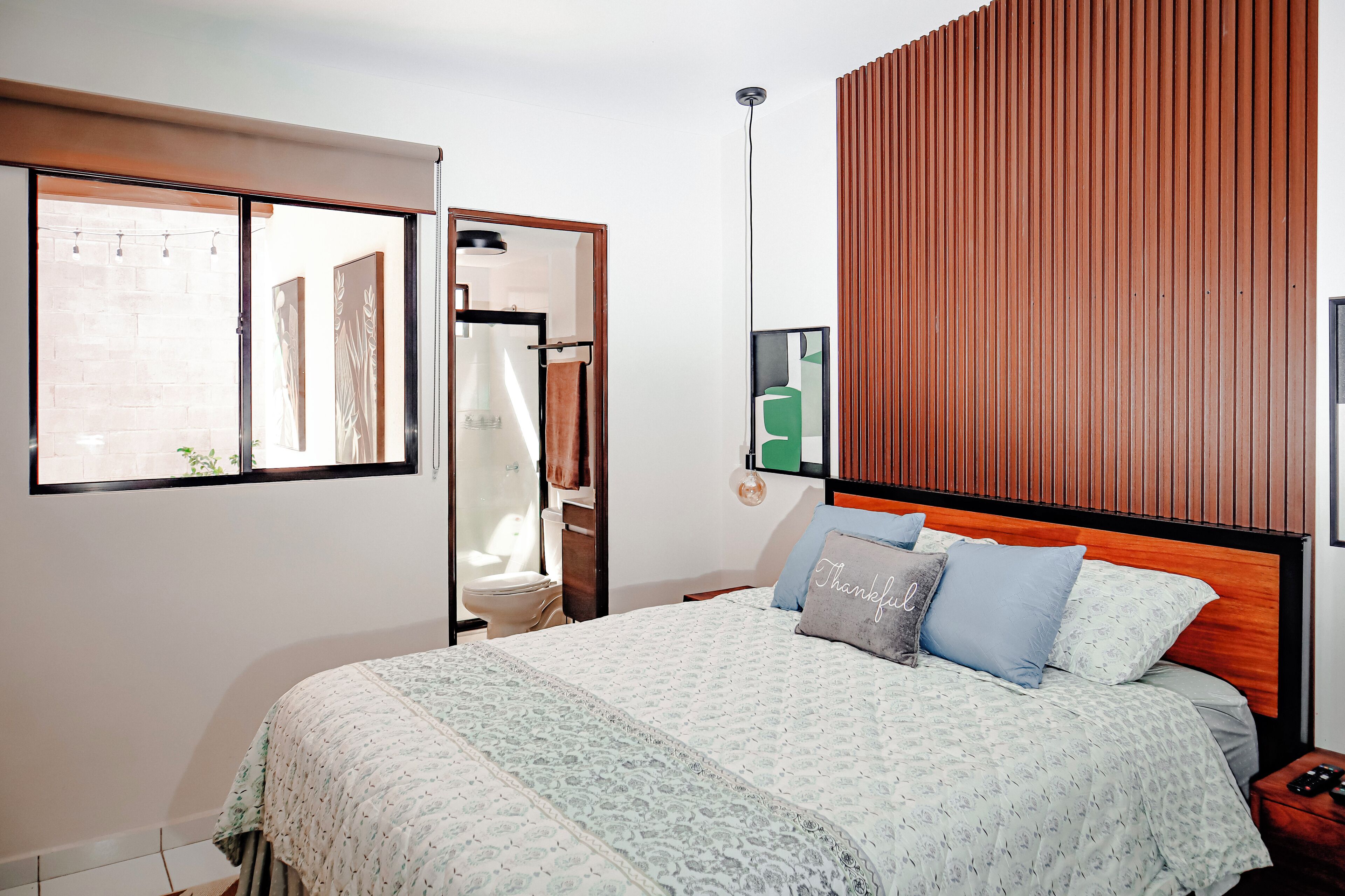 2 slaapkamers, een strijkplank/strijkijzer, wifi, beddengoed