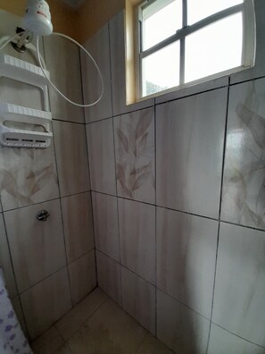 เบสิกอพาร์ทเมนท์, ระเบียง, วิวทะเล | ห้องน้ำ