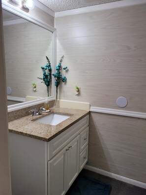 ヘアドライヤー、タオル、石鹸、トイレットペーパー