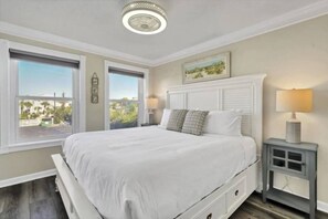 2 bedrooms, WiFi, bed sheets - Salty Beach Getaway! (Destin)