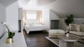 4 bedrooms, desk, iron/ironing board, travel cot