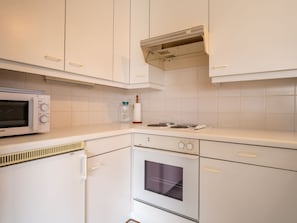 Frigorifero, microonde, forno, pentole/stoviglie/utensili