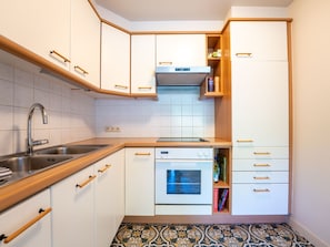 Fridge, microwave, oven, dishwasher - Prima Vera with balcony by Interhome (Bredene)