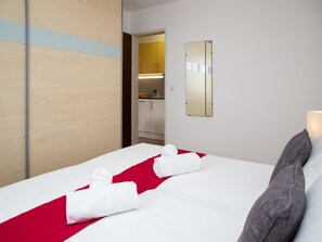 1 bedroom, desk, internet