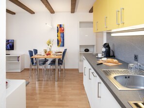 Fridge, oven, dishwasher, cookware/dishes/utensils