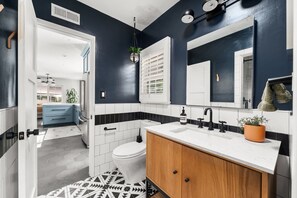 Een douche, een haardroger, handdoeken, zeep