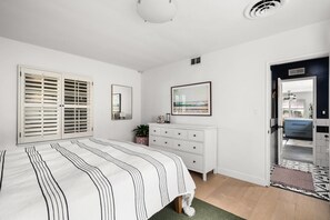 3 slaapkamers, een bureau, een strijkplank/strijkijzer, reisbedje