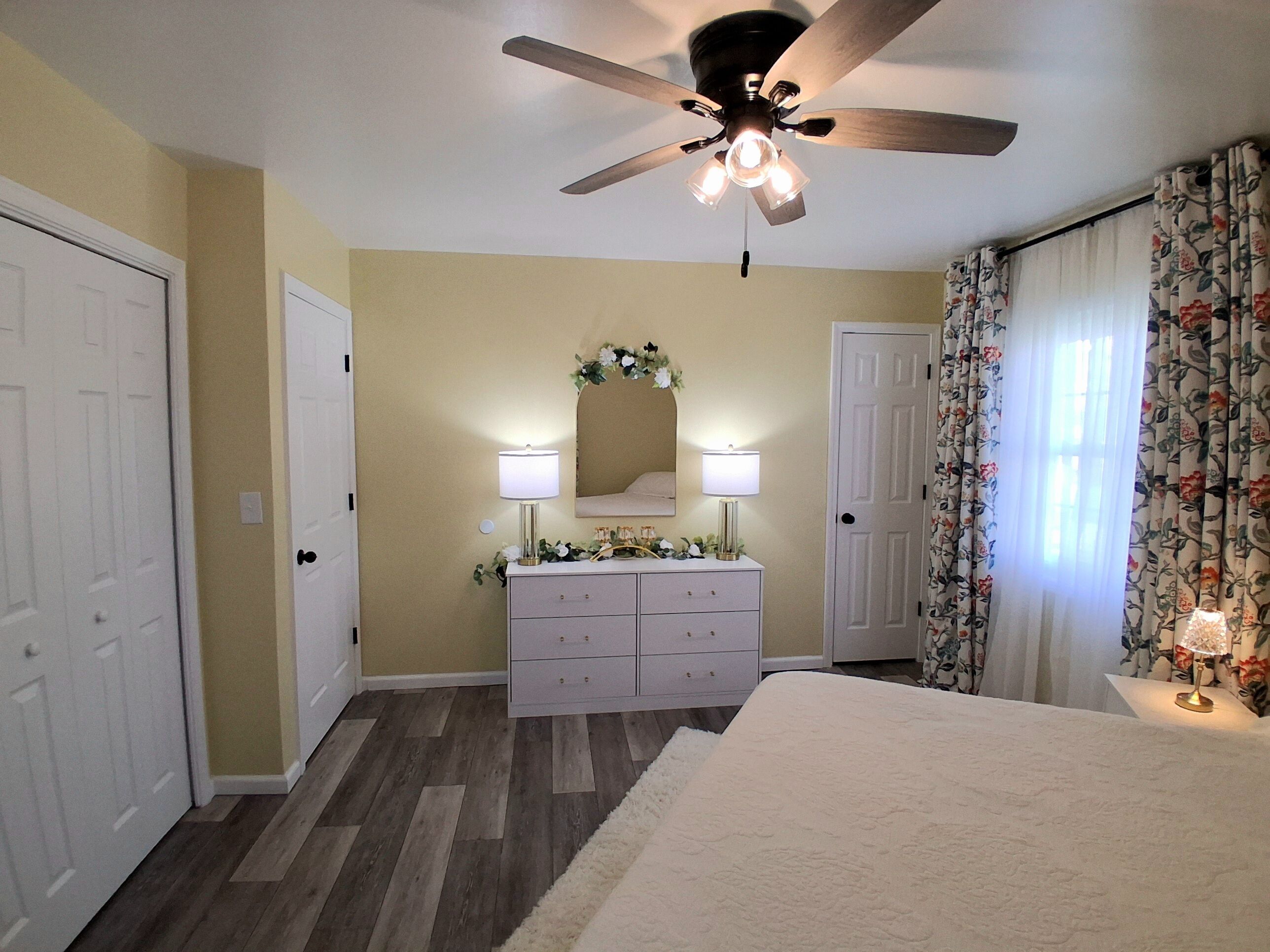 3 slaapkamers, een bureau, een strijkplank/strijkijzer, reisbedje