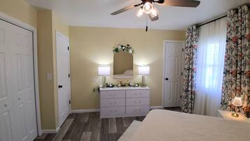 3 slaapkamers, een bureau, een strijkplank/strijkijzer, reisbedje