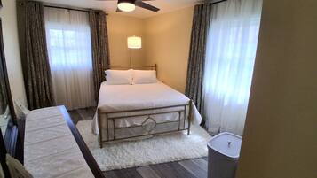 3 chambres, bureau, fer et planche à repasser, lit parapluie