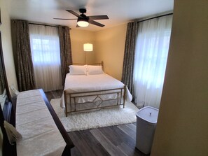 3 chambres, bureau, fer et planche à repasser, lit parapluie