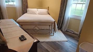 3 habitaciones, escritorio y tabla de planchar con plancha