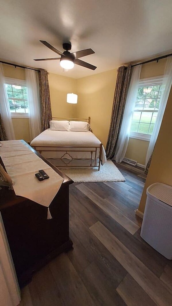 3 slaapkamers, een bureau, een strijkplank/strijkijzer, reisbedje