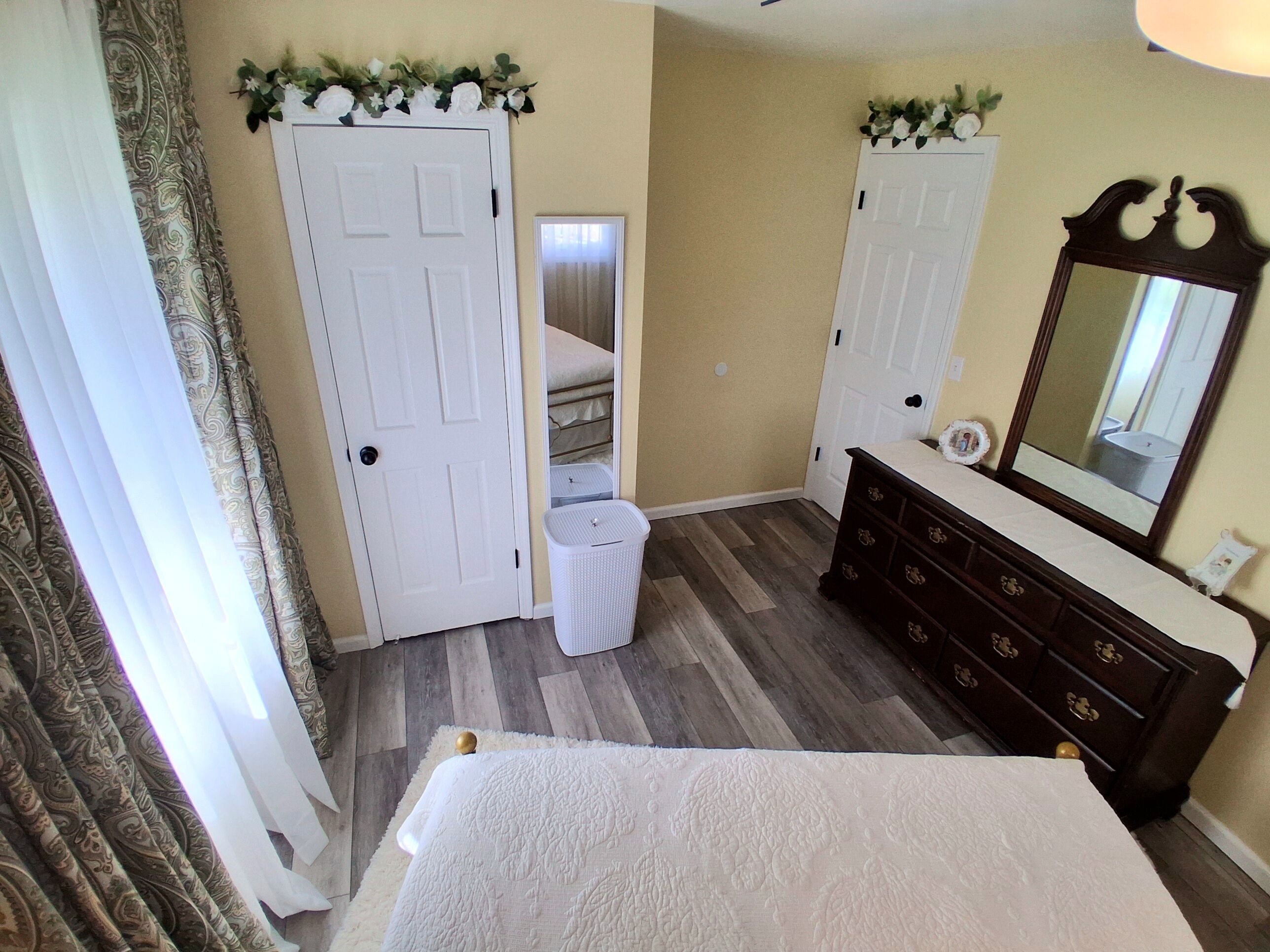 3 bedrooms, desk, iron/ironing board, travel crib