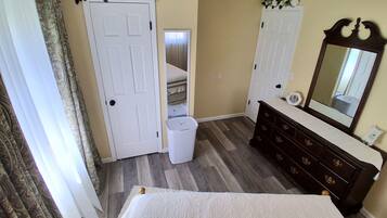 3 bedrooms, desk, iron/ironing board, travel crib