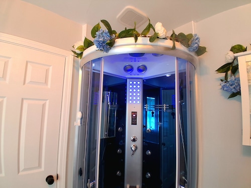 3 BR/3 BA - Summersville | Steam Sauna, Jetted Tub