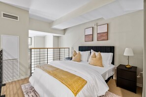 1 bedroom, desk, iron/ironing board, WiFi - City Club - Unit 337 (Cincinnati)