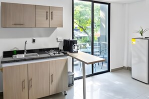 Réfrigérateur, micro-ondes, cafetière/bouilloire