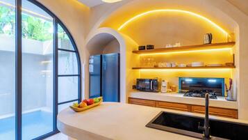 Microondas, placa de cocina, utensilios de cocina