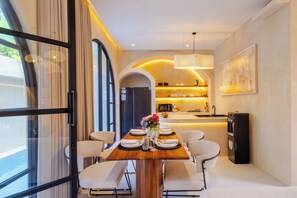 Deluxe Villa, Kitchenette | Dining room