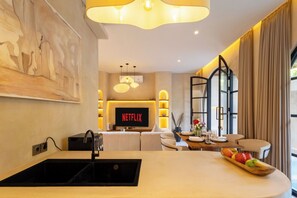 Vila luxo, cozinha americana | Cozinha americana privada | Micro-ondas, cooktop, talheres/pratos/utensílios de cozinha