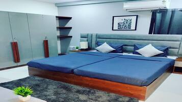 Studio, City View | Desk, laptop workspace, free WiFi