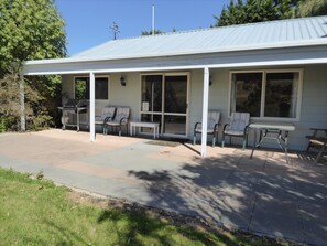 Terrace/patio - Family Cottage on Established Rural Farm. Relaxing, Secluded, has Beautiful View (Broomfield)