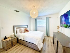 2 bedrooms, in-room safe, desk, iron/ironing board