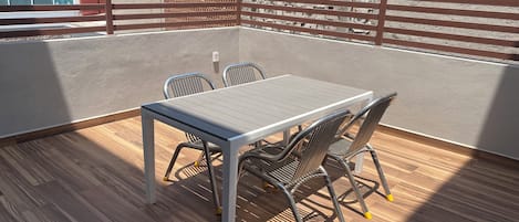 تناول الطعام بالخارج