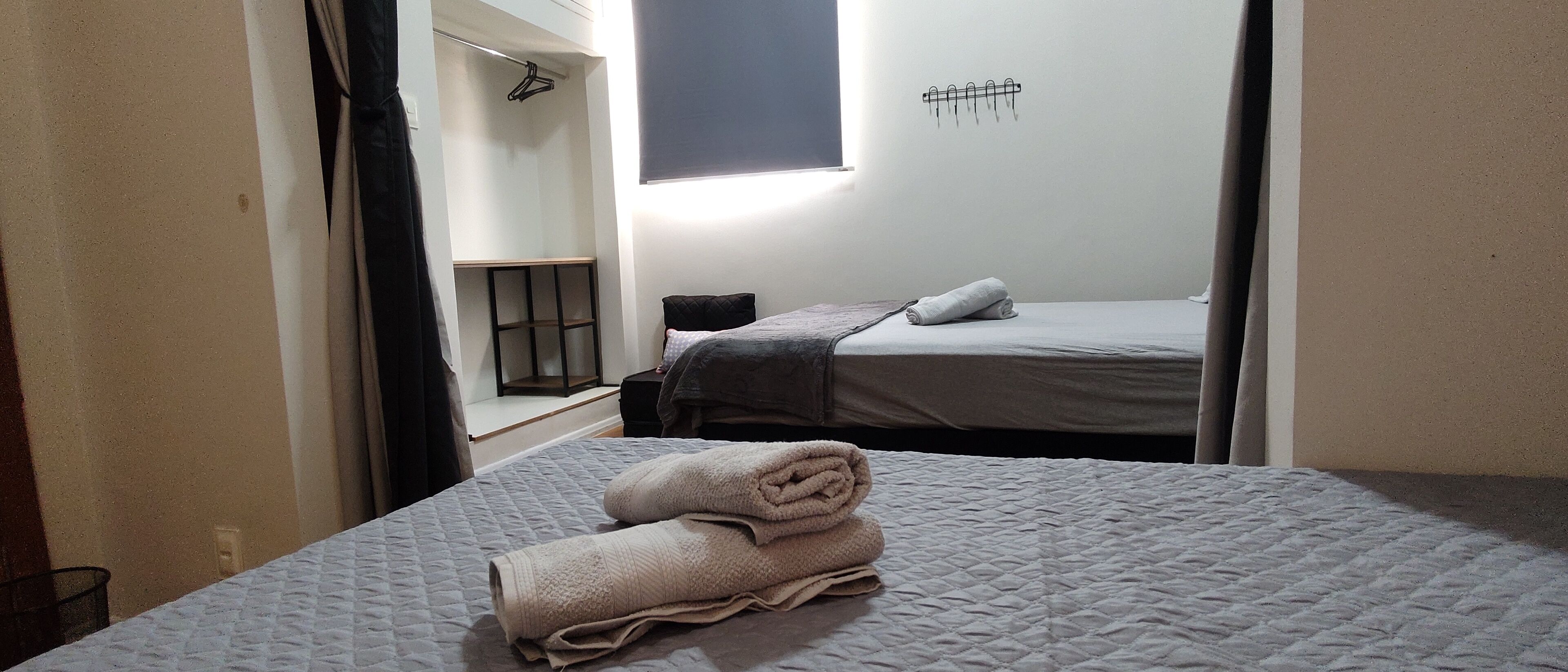 2 habitaciones, tabla de planchar con plancha, wifi y ropa de cama 