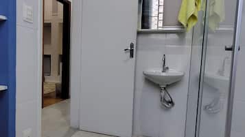 Secador de pelo, toallas, jabón, shampoo