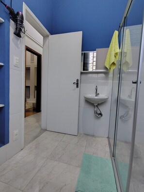 Séchoir à cheveux, serviettes fournies, savon, shampooing