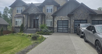 Luxury Lodge Getaway. W/ private entrance in the luxurious part of Prince George