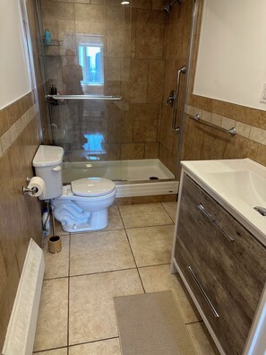 Dusche, Handtücher, Seife, Toilettenpapier