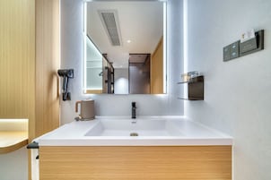 淋浴设施、免费洗浴用品、吹风机、拖鞋