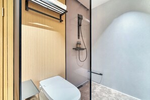 Chuveiro, produtos de toalete grátis, secador de cabelo, chinelos