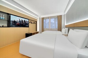Habitación doble Confort | Espacio para trabajar con laptop y cortinas blackout 