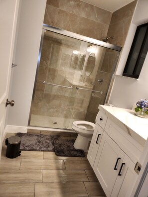 Douche, sèche-cheveux, serviettes fournies, savon